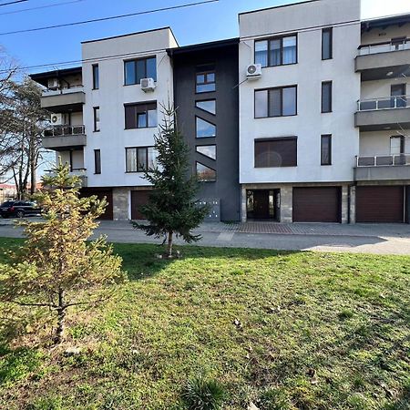 Kazanlak Large Guest House Apartment Near The Center With Full Kitchen & Dining Room, King Beds, Garden Patio, Free Parking & Self Check-In Екстер'єр фото
