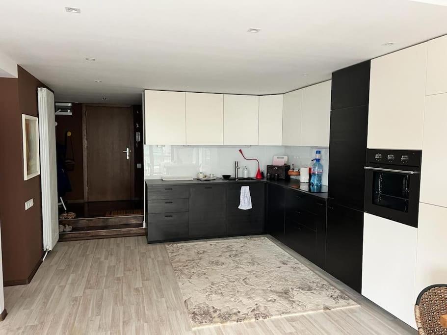 Kazanlak Large Guest House Apartment Near The Center With Full Kitchen & Dining Room, King Beds, Garden Patio, Free Parking & Self Check-In Екстер'єр фото