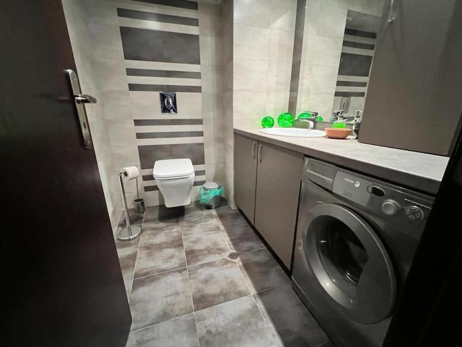 Kazanlak Large Guest House Apartment Near The Center With Full Kitchen & Dining Room, King Beds, Garden Patio, Free Parking & Self Check-In Екстер'єр фото